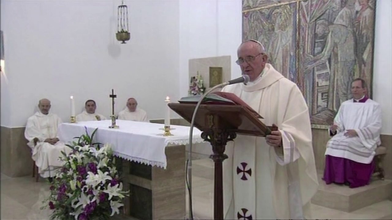 Papa vai lavar pés de idosos e deficientes