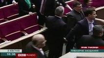 Diputados pelean en el Parlamento de Ucrania