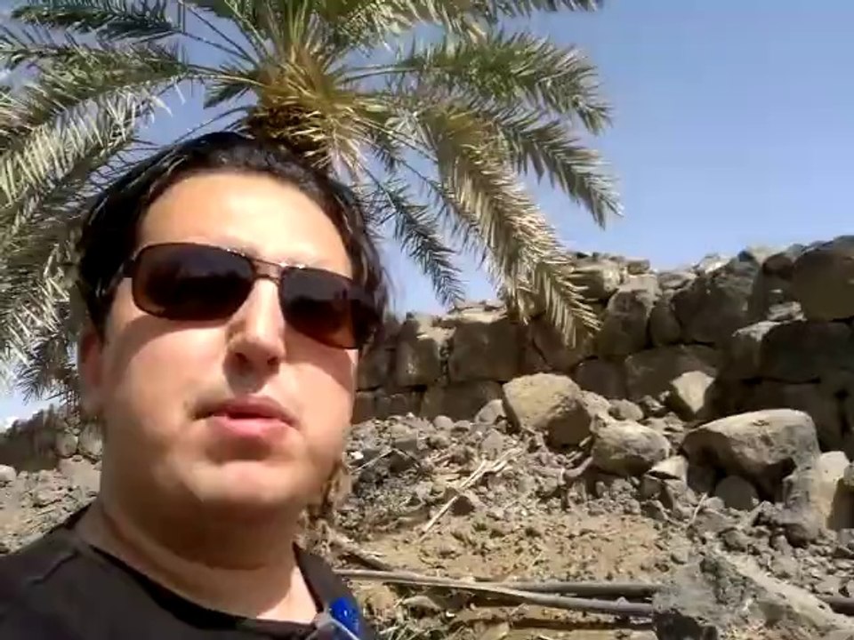 Hz.Muhammedﷺ küçücük (3,5 m2) evde yaşarken Medine'nin âsi Yahudisi Kab b. Eşref şatosarayda yaşıyordu