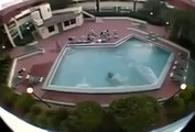 3. Katın Balkonundan Havuza Atlamak
