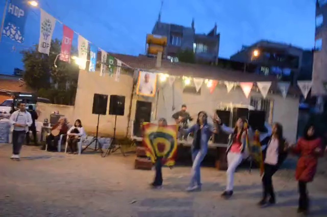 HDK GAZİEMİR  GENÇLİK İN 06.04.2014 GAZİEMİR BİN BAŞI RESTA BEY MAH. DE DÜZENLEMİŞ OLDUĞU SAYIN ABDULLAH ÖCALAN DOĞUM GÜNÜ ETKİNLİĞİ