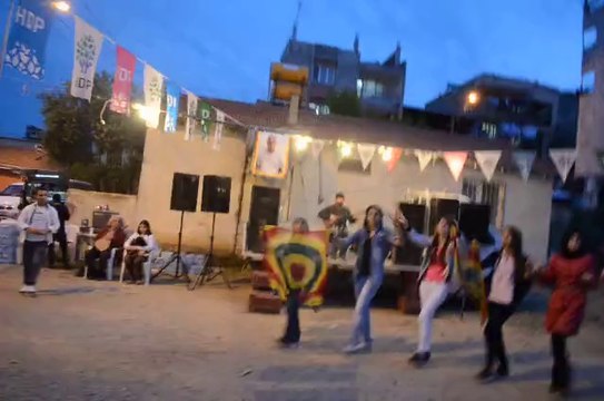 HDK GAZİEMİR GENÇLİK İN 06.04.2014 GAZİEMİR BİN BAŞI RESTA BEY MAH. DE DÜZENLEMİŞ OLDUĞU SAYIN ABDULLAH ÖCALAN DOĞUM GÜNÜ ETKİNLİĞİ