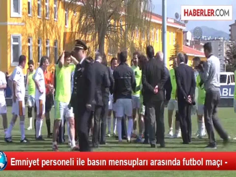 Emniyet personeli ile basın mensupları arasında futbol maçı -