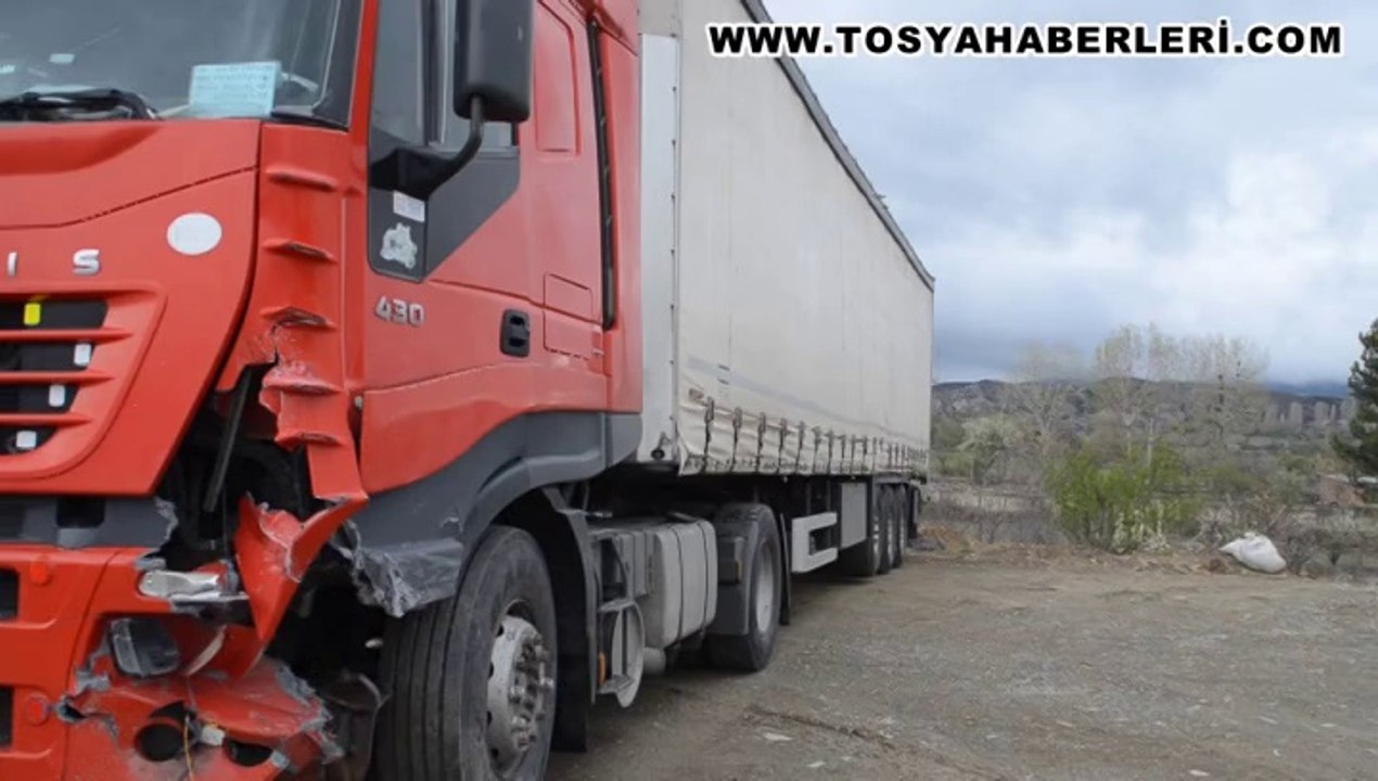 Tosya'da Trafik Kazası Tır ile Otomobil Çarpıştı