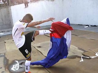 JASON SILVA PATEANDO LA BANDERA DE LA UNIVERSIDAD DE CHILE