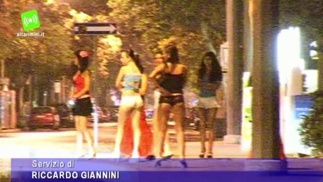 Cittadini contro prostitute, 'partite di briscola in strada con tavoli da gioco'
