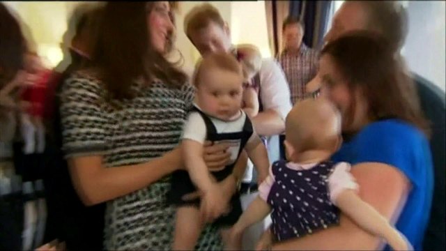 Le prince George joue avec des bébés néo-zélandais