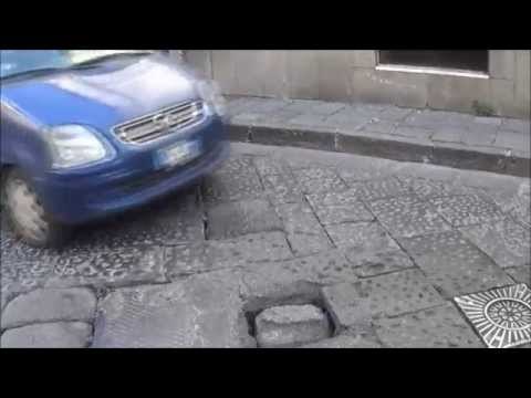 Aversa (CE) - Non solo Via Roma, la città è piena di buche (08.04.14)