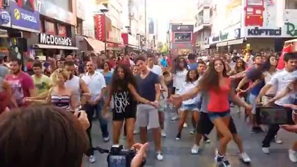 İzmir'de Sokak Dansı Gösterisi - Takozovic