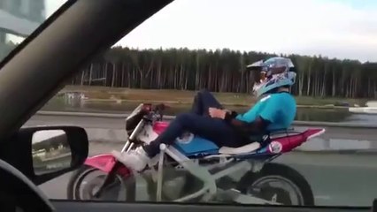 Motosikletin Üstünde telefonla uğrasıyor