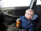 Un enfant a peur du rouleau au lavage auto