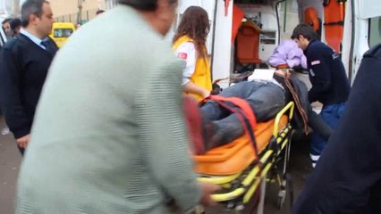 26 Yaşındaki Genç Cadde Ortasında Kendisini Bıçakladı