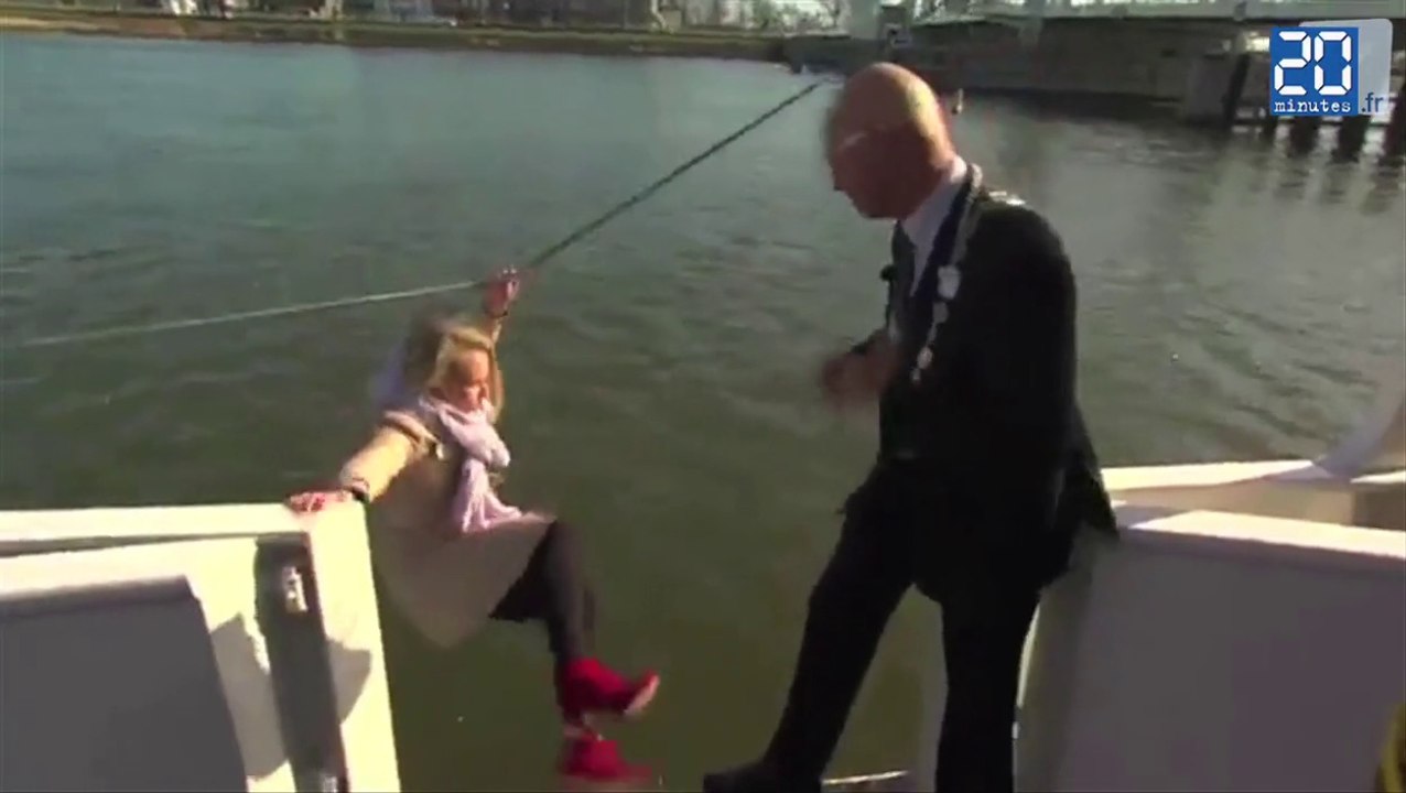 Une journaliste tombe à l’eau en pleine interview sur un bateau