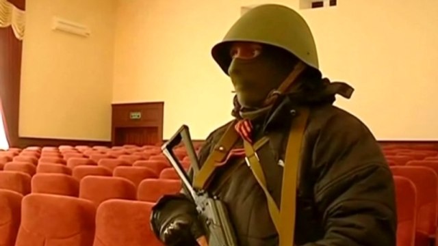 Separatists build barricades in east Ukraine, Kiev warns of force