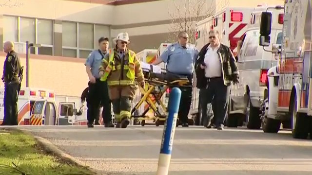 Estudante esfaqueia 20 colegas em escola nos EUA