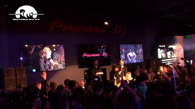 MOVING DJ TV et Clément l'incruste de la chaîne D8 dans l'émission de Cyril Hanouna Touche pas à mon poste au MIXMOVE 2014.(Séquence 3)