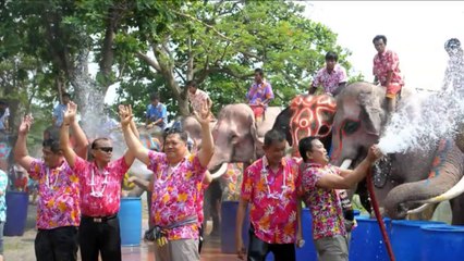 Batailles d'eau pour marquer le nouvel an thaïlandais