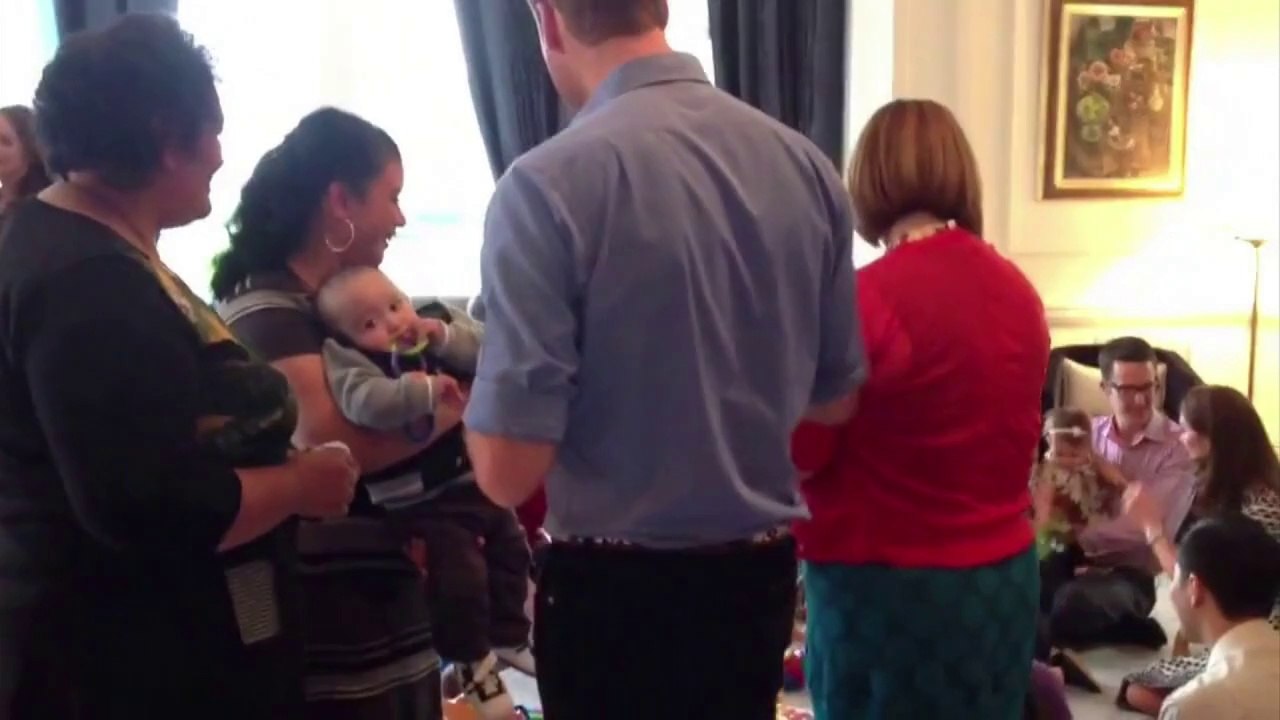 Jorge de Inglaterra juega con otros bebés