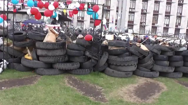 Pro-Russia Activists Reinforce Barricades at Donetsk Government Building