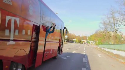 Show di Ribery e Neuer: tiro e parata su un bus in movimento