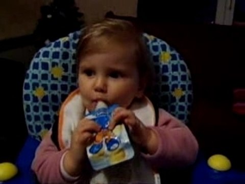 Lorèna mange son gouter toute seule