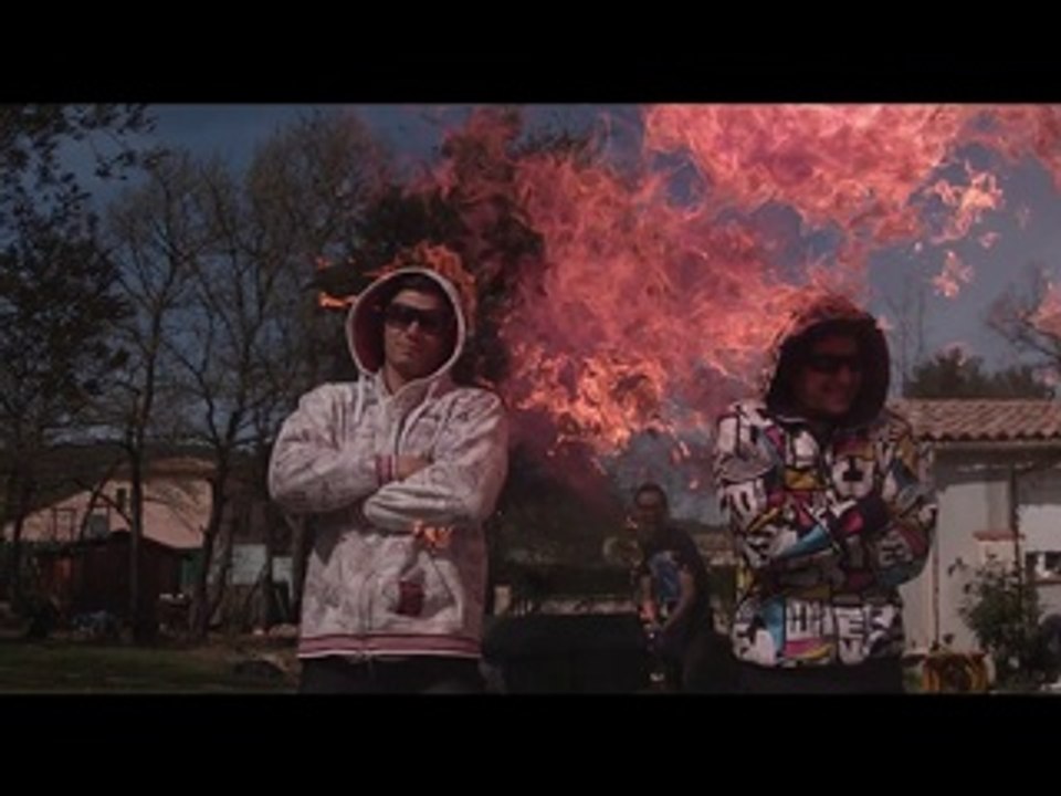 Se faire cramer au lance-flamme... Filmé en slow motion!