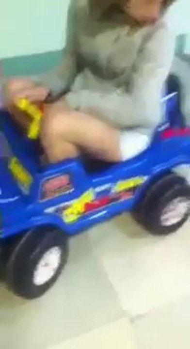 Un gros fail en mini voiture... le gamin tombe dans les escaliers!