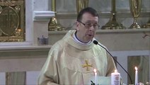 Un prêtre chante Hallelujah pendant un mariage