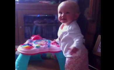 Annesi Hapşırınca Feleği Şaşan Bebek