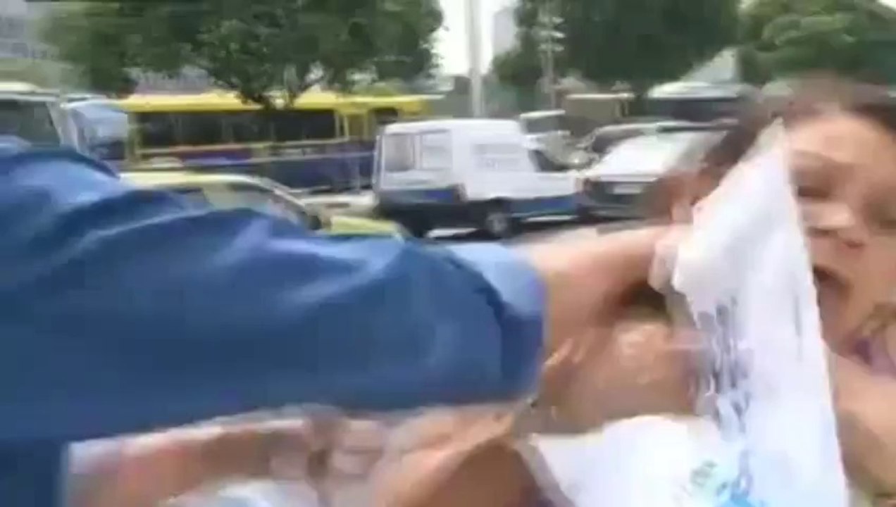 Brazilian Woman mugged during TV interview