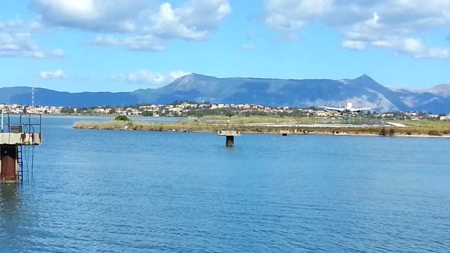 atterrissage aéroport de corfou vue d'une digue