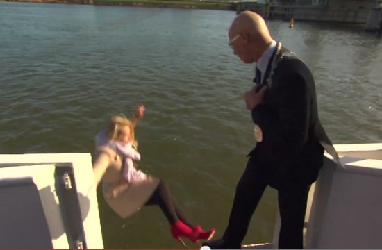 Pays-Bas : une journaliste tombe à l'eau - ZAPPING ACTU DU 10/04/2014