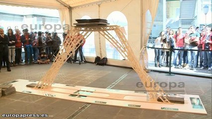 Un puente de palillos aguanta una tonelada