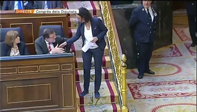 TV3 - Telenotícies - Marta Rovira saluda Rajoy i Sáenz de Santamaría abans de pujar a la tribuna