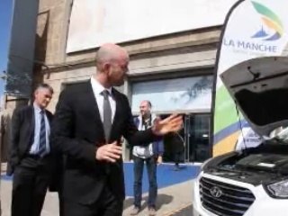 Présentation d'une voiture à Hydrogène au salon Thétis