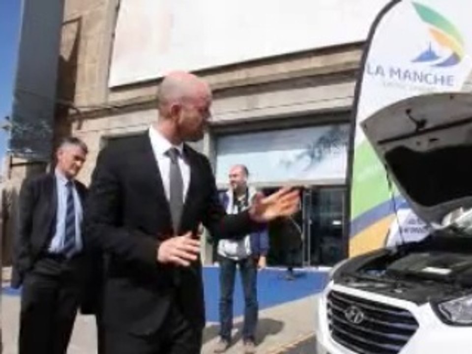 Présentation d'une voiture à Hydrogène au salon Thétis