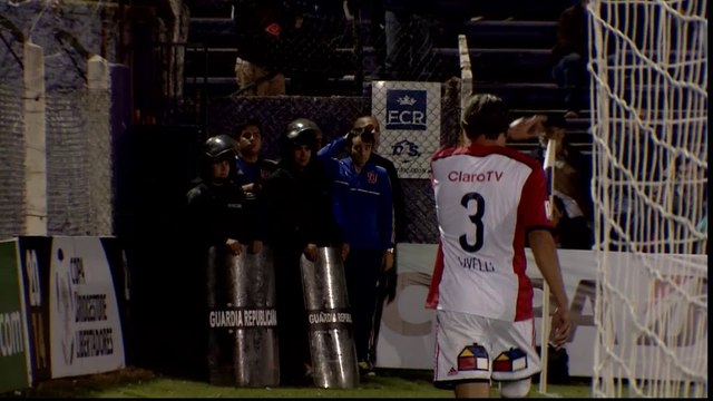 Copa Libertadores - Civelli golpea al encargado de campo del Defensor Sporting