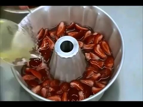 Como montar gelatina de fresas y crema.-Recetas De LuzMa
