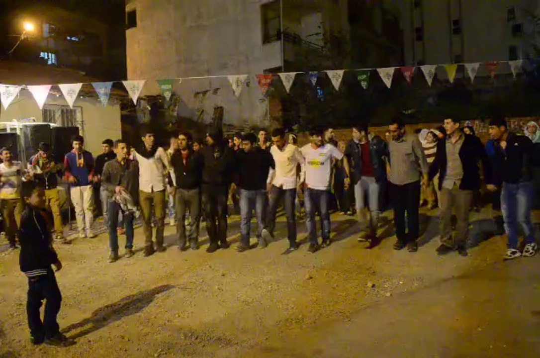 06.04.2014  HDP GAZİEMİR GENÇLİK İN DÜZENLEMİŞ OLDUĞU ETKİNLİK SANATÇILARIMIZ HOZAN MURAT VE ERHAN HERDEM