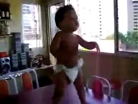 Un bébé qui danse la samba Cute Samba Baby Dancing