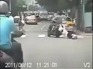 Un taré traîne sa copine en scooter!