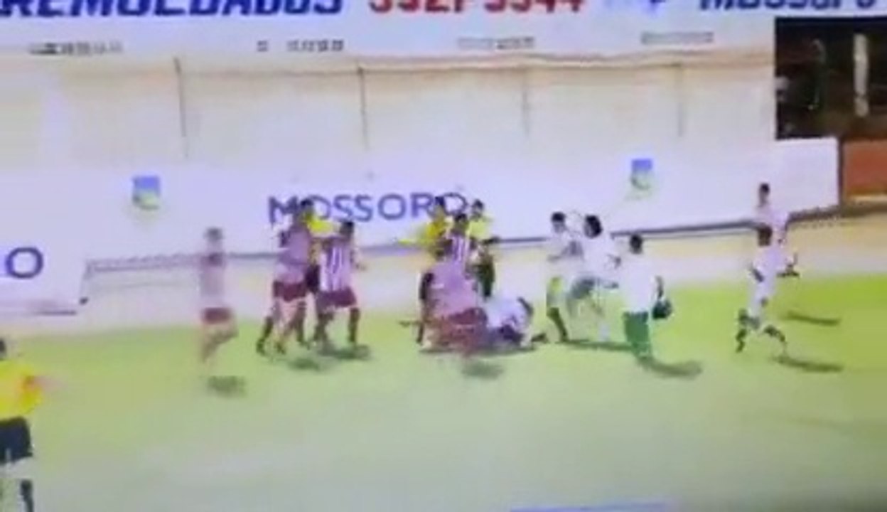 Grosse baston pendant un match de FOOT... Des joueurs violents!