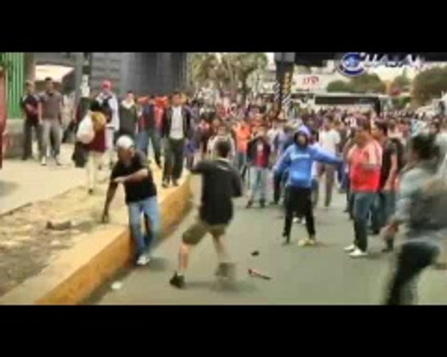 Yolu kapatan göstericileri böyle ezip geçti