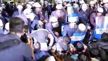 警察持警盾惡意狂歐靜坐無攻擊動作學生!!-S6WVhUxGJvc