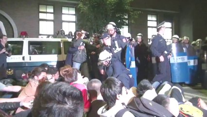 0324行政院後門   鎮暴警察粗暴對付非武力抗爭群眾-E8xX5M8aI3I