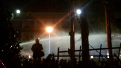 中山南路與忠孝東路交岔口的行政院，院內已經開始將水柱噴向民眾了，現場傳出一股刺鼻氣味，民眾不斷驚恐尖叫-cPnP530qS-U