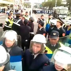 中研院研究員 疑似被警察拖進去打的畫面-FKjuRGdaaUY