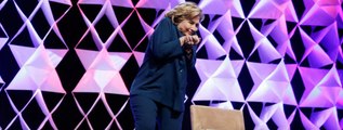 Hillary Clinton visée par un lancer de chaussures