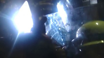 行政院介於後門與側門的民眾進入最後的驅離。鎮暴警察先是衝撞，接著再拉出民眾。雙方在拉扯過程中，開始零星對話，雙方都很無奈。-HfPKjiKWDP8