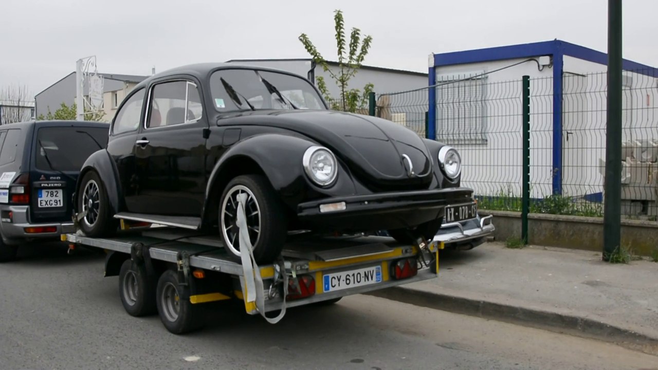 Transport d'une VW Cox sur une remorque  plateau